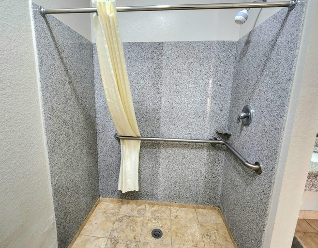 Bathroom 5, Days Inn by Wyndham Kenedy/Karnes City, Karnes