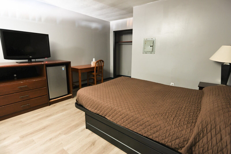 Bedroom 3, Budget Inn and Suites, Camden
