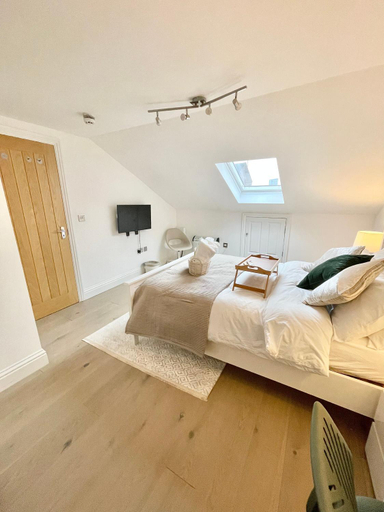 Others 2, Luxury en-suite double bedroom Stratford E15, London
