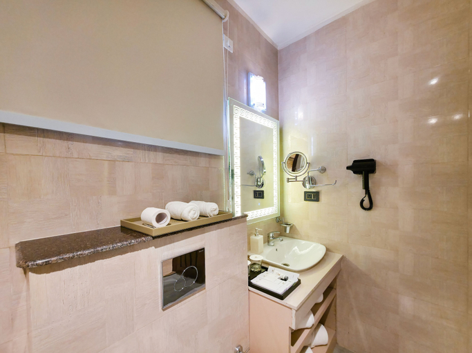 Bathroom 5, The Meriton, Delhi