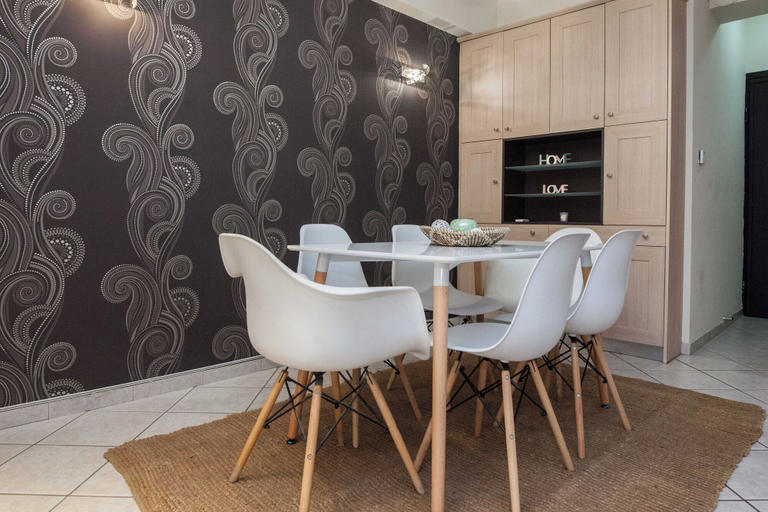Private kitchen 5, Elegant Spacious 2 Bd Apt in Petralona, Attica
