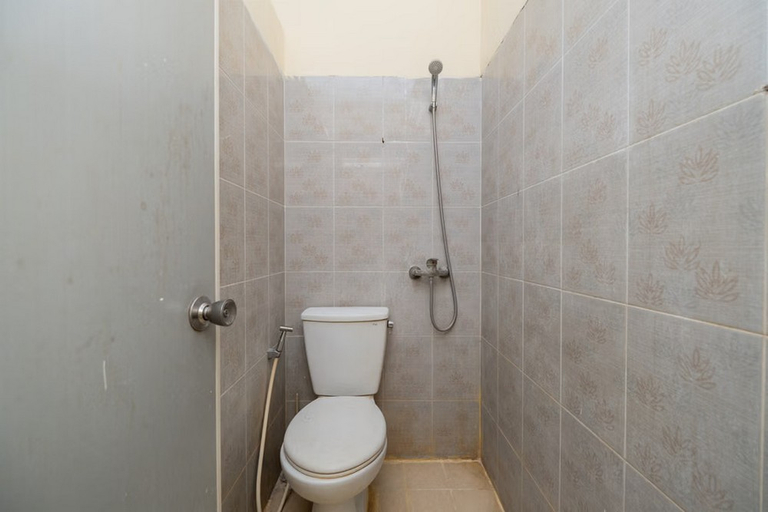 Bathroom 3, RedDoorz @ Graha 99 Simomulyo, Surabaya
