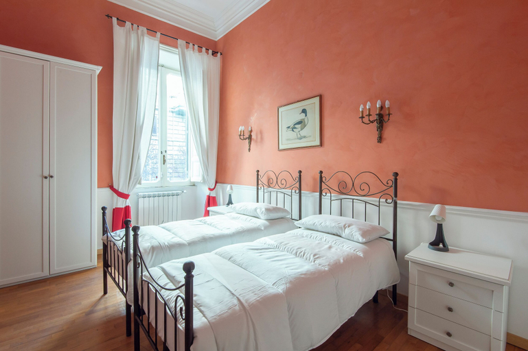 Room 2, Vatican Luxury Three Bedroom Apartment, Rome