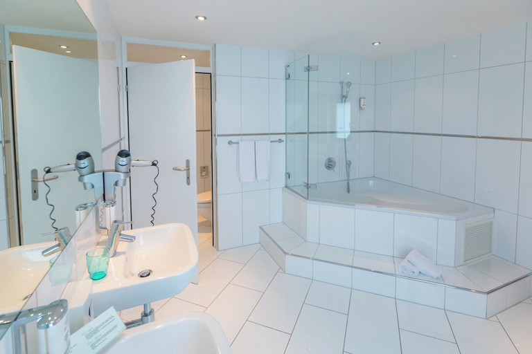 Bathroom 4, Hotel Holiday, Thun