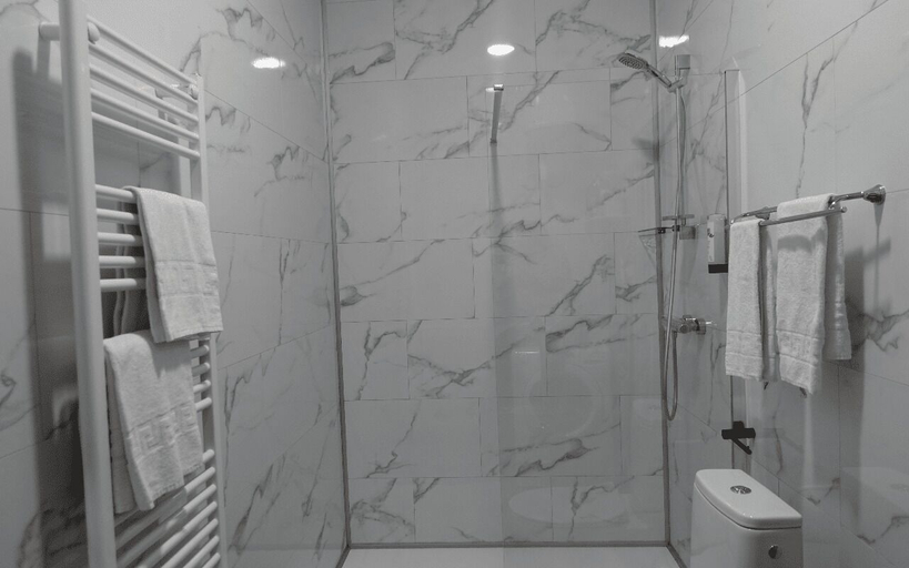 Bathroom 4, Hôtel Emeraude, Charente