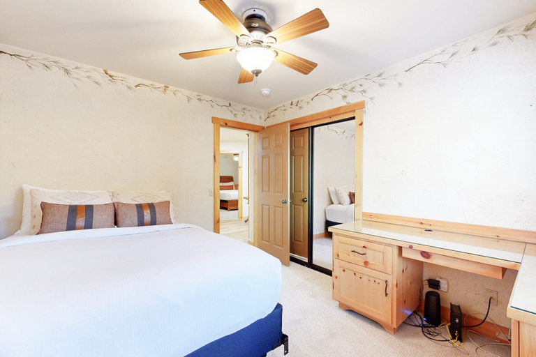 Room 4, Stony Creek Retreat #708, San Bernardino