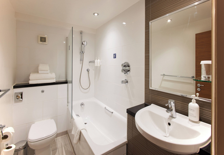 Bathroom 5, Thistle London Hyde Park Kensington Gardens, London