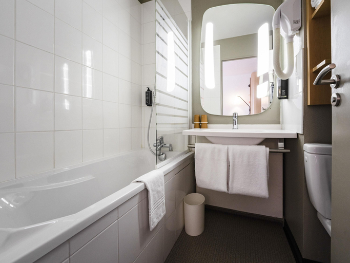 Bathroom 4, ibis Montargis, Loiret