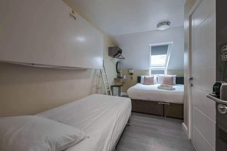 Bedroom 2, Stableside at York Racecourse, York