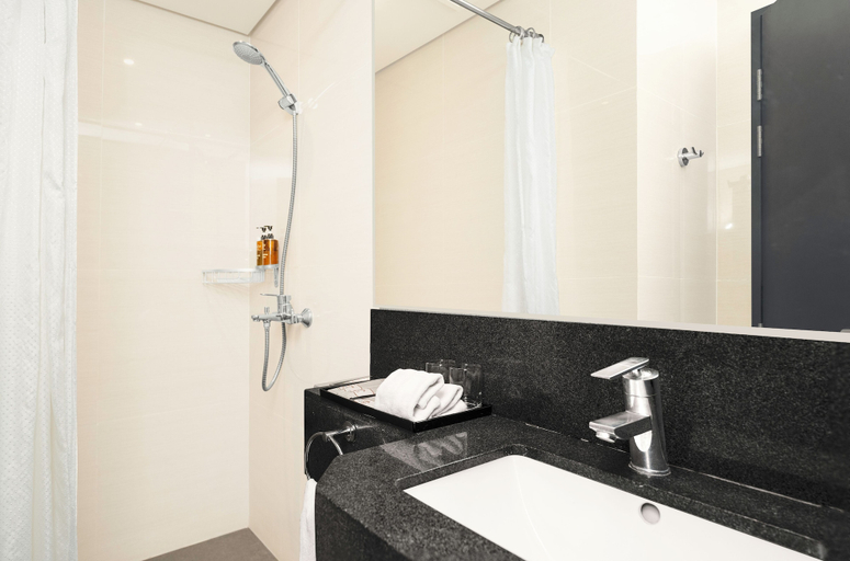 Bathroom 5, Savoy Hotel Mactan Cebu near Newtown Beach, Lapu-Lapu City