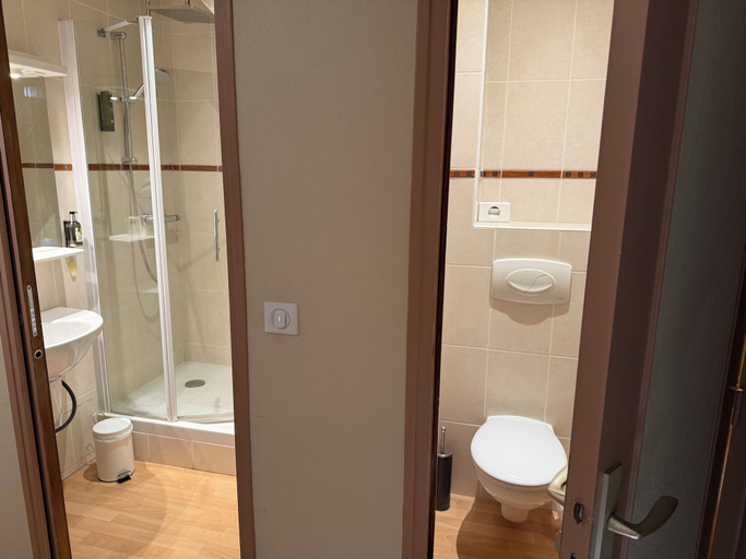 Bathroom 4, L'Escapade, Indre