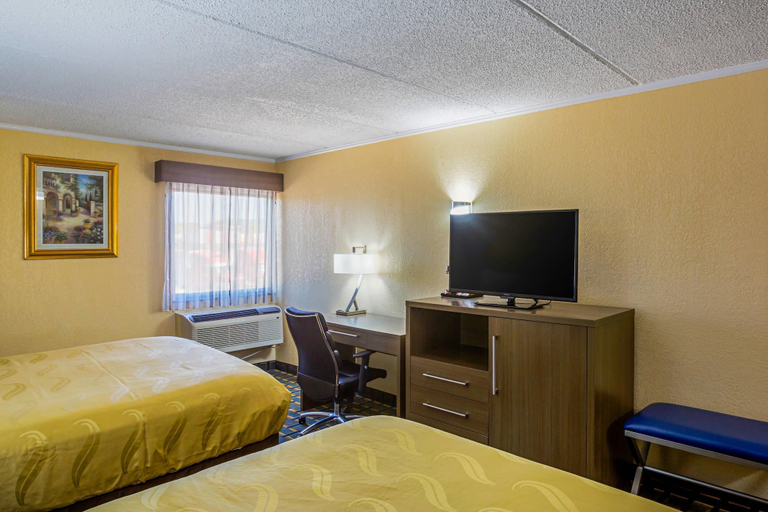 Bedroom 3, Quality Inn & Suites near Six Flags East, Fulton