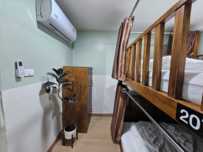 Air conditioning, Lub Nai Hostel, Phuket Island