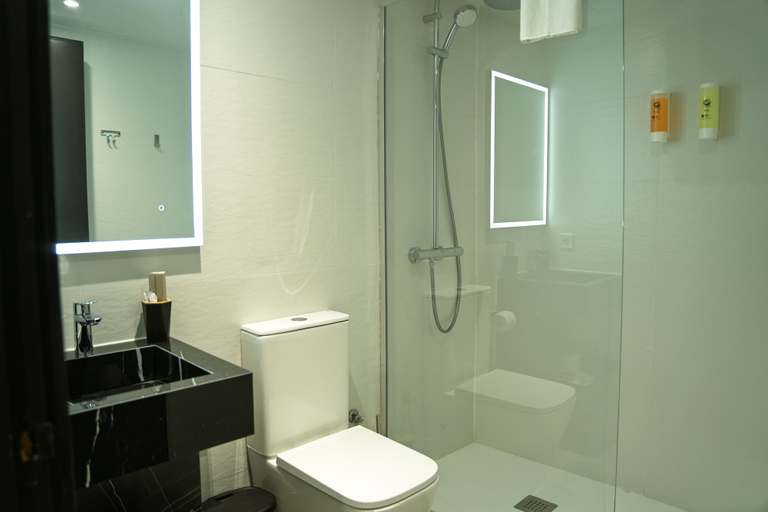 Bathroom 3, MEFOLINKEL SUITS HOTEL, Girona