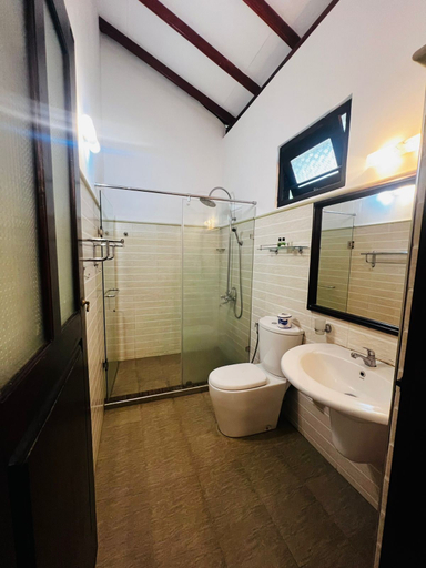 Bathroom 4, Fort Edge Retreat, Habaraduwa