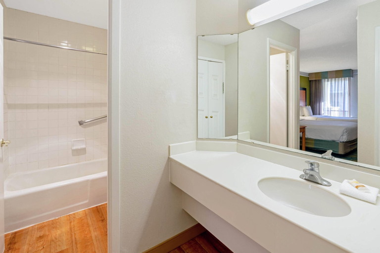Bathroom 4, Travelodge by Wyndham Phoenix North, Maricopa