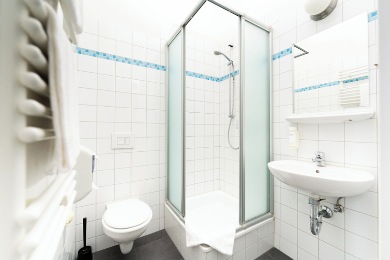 Bathroom 5, Industriepalast Hostel Berlin, Berlin