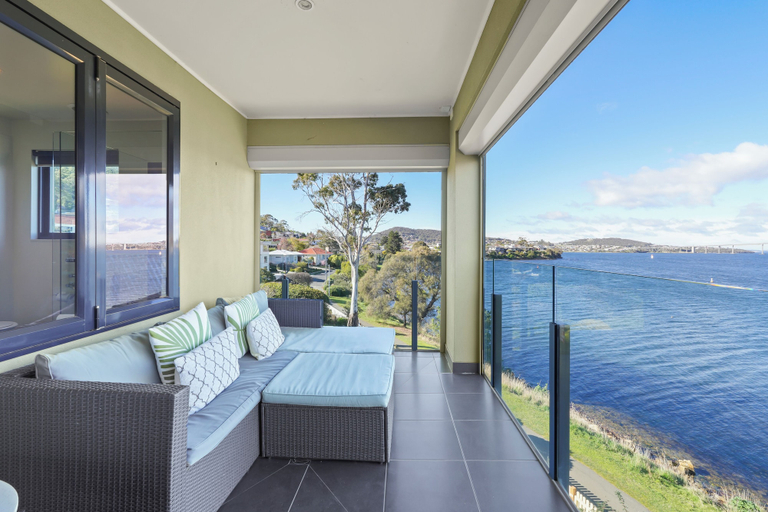 Balcony 3, Waterfront Home - Gorgeous Views - 2 Bed, Clarence