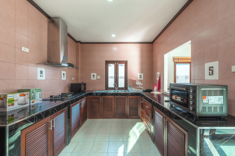 Private kitchen, Spacious 4BR Pool Villa in Chalong V155, Pulau Phuket