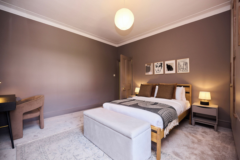Room 4, Classic Edwardian Flat near Emirates, London