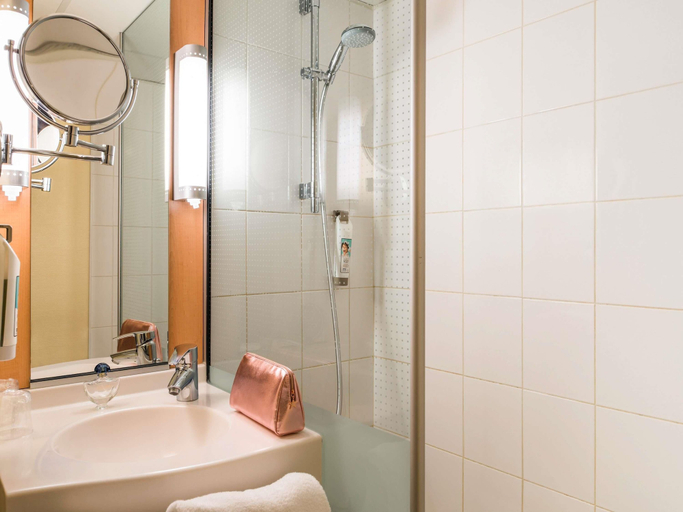 Bathroom 4, ibis Paris Pont De Suresnes, Hauts-de-Seine