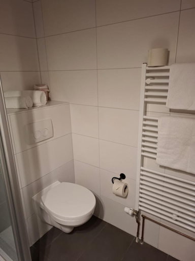 Bathroom 5, Hotel Am Schwarzen Berg, Stade