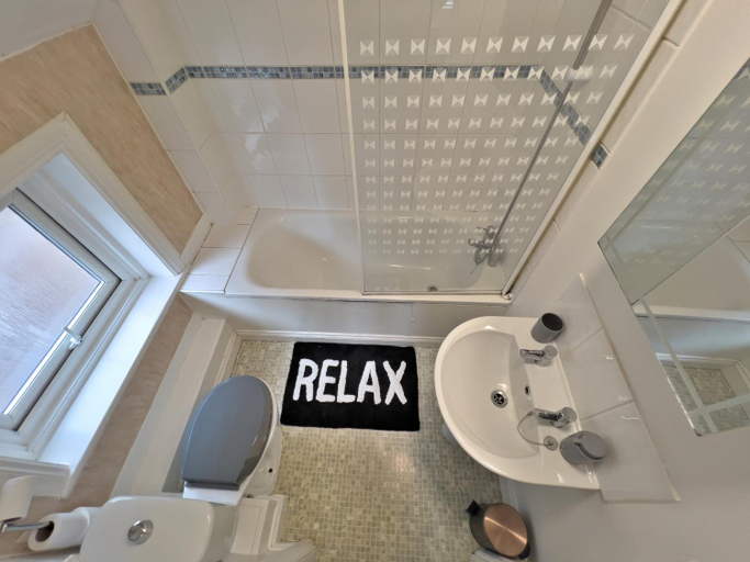 Bathroom 2, High Brooms Suite, Kent