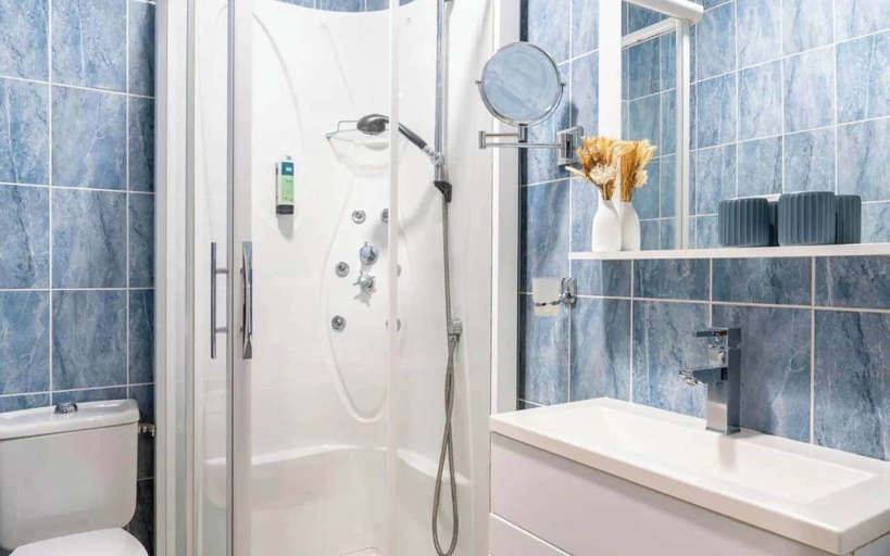 Bathroom 3, Hôtel Emeraude, Charente