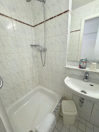 Bathroom 5, Hotel Heinzelmannchen, Köln