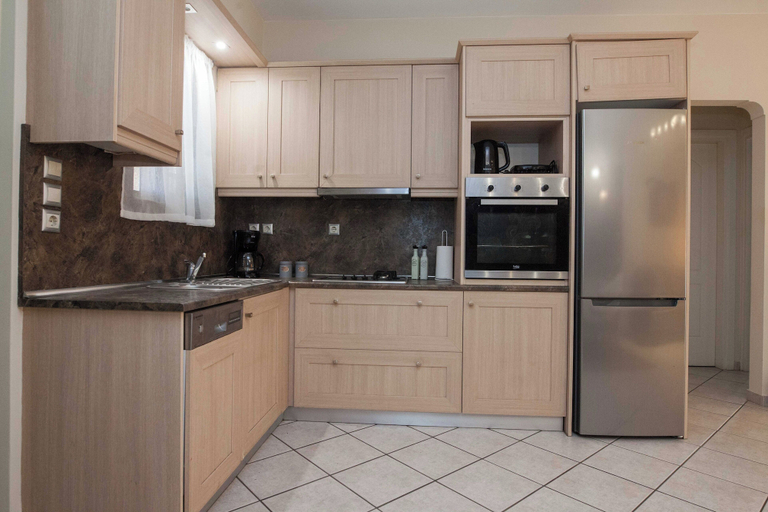 Private kitchen 3, Elegant Spacious 2 Bd Apt in Petralona, Attica