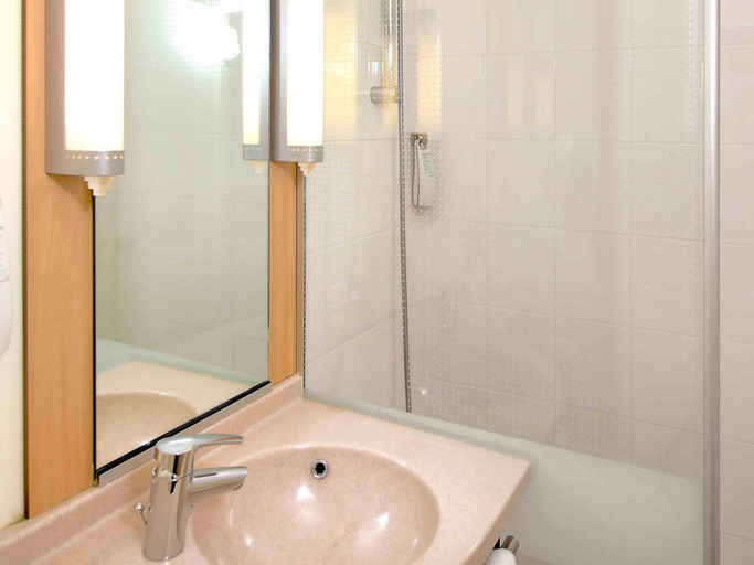Bathroom 5, ibis Paris Porte d'Italie, Val-de-Marne