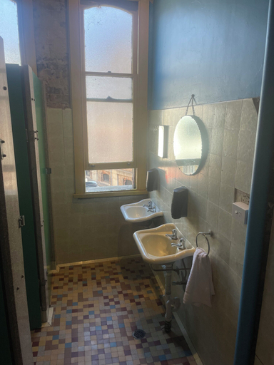 Bathroom 2, Glengarry Castle Hotel, Sydney