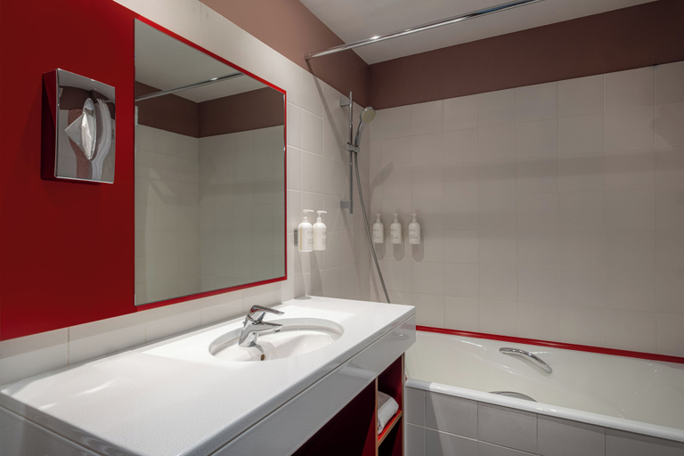Bathroom 4, Spark by Hilton Lyon Ouest, Rhône