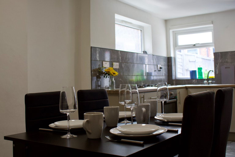 Dining 4, Green Corner House Sleeps 6 & Free Parking, Nottingham