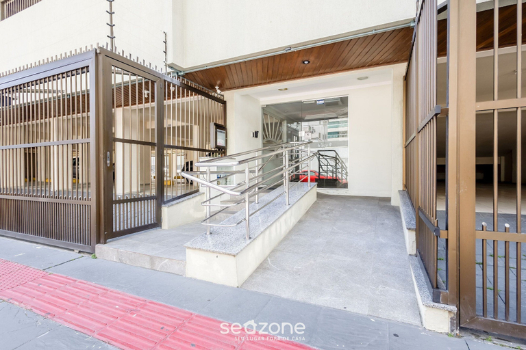 Exterior detail, 3BR apt w/ Balcony, 150m to sea Meia Praia Eis305, Itapema