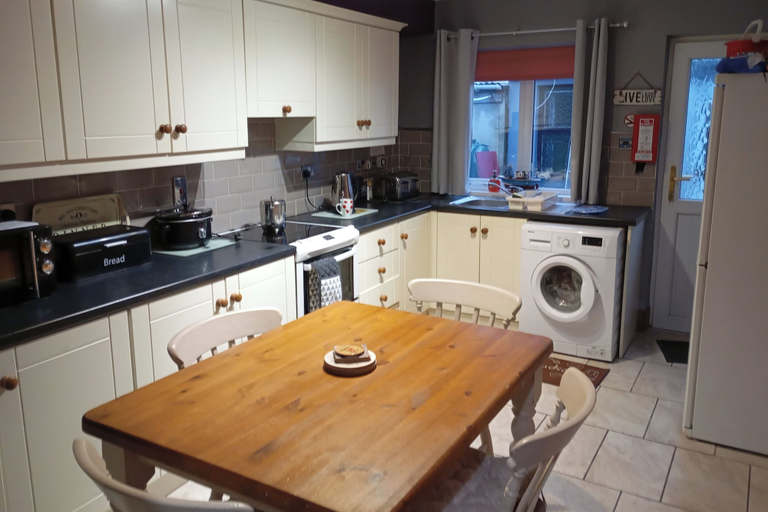 Private kitchen 4, Cosy Cottage- Sleeps 4, Free Parking & Golf Nearby