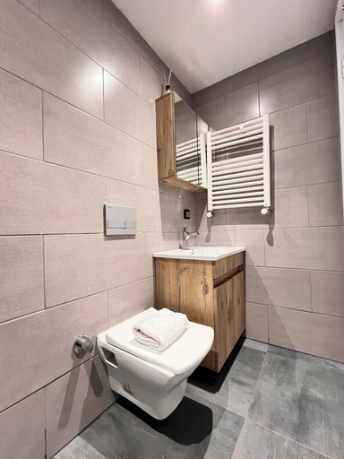 Bathroom 5, The Bail Hotel, Fatih