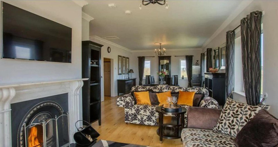 Living area 5, Waterford Villa 5 Bed Beach Retreat