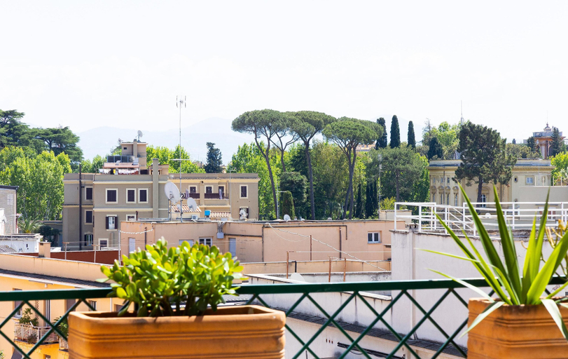 City view from property 2, Rental in Rome Constance Terrace Apartment, Roma