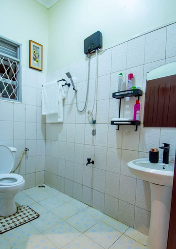 Bathroom, Urban Oasis, Kampala