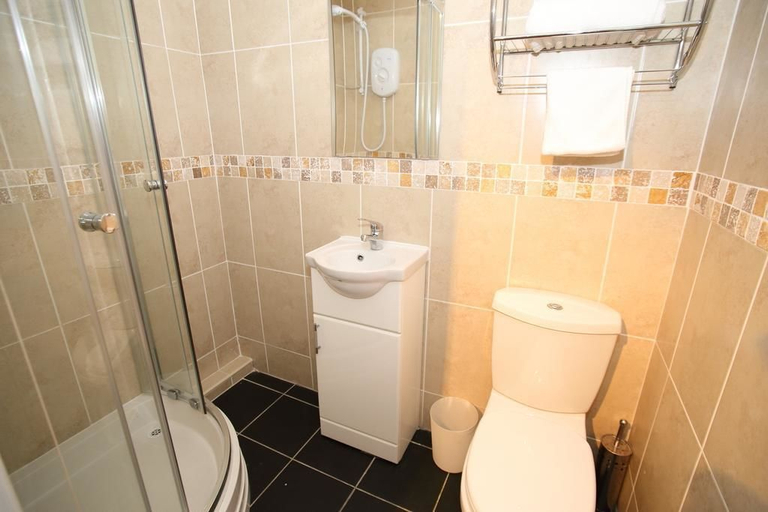 Bathroom 5, Soccer Suite, Sefton