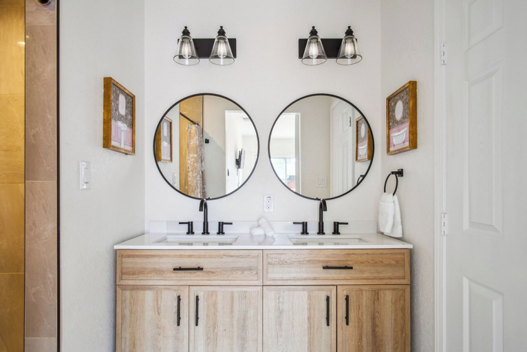 Bathroom 3, Stylish & Spacious Comfort 4br/3ba Downtown Gem!, Bexar