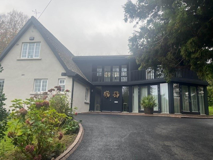 Exterior, Spacious 5-bed House - Garden, Parking & Bbq