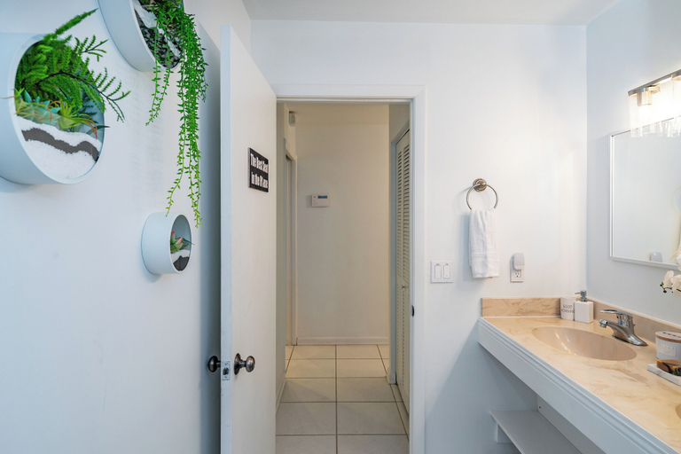 Bathroom 2, Fox Island Heated Spa - Downtown & Beach, Broward