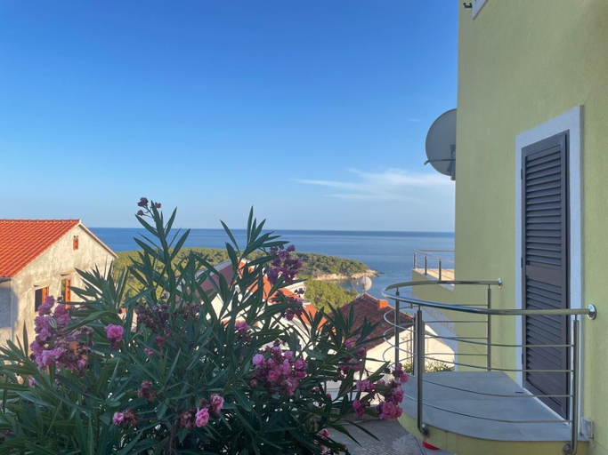 Property grounds 3, Sunrise Sunset Seaview Walk to Vis Iconic Beaches, Vis