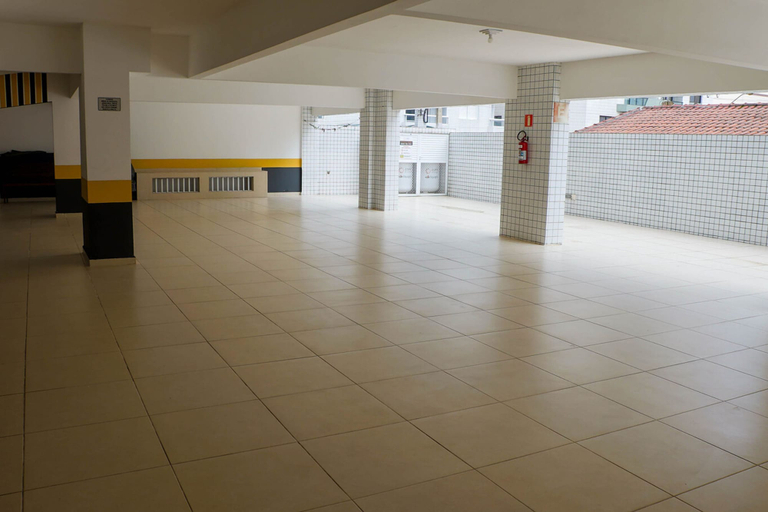 Room 5, Apto com Wi-fi ar Cond e Garagem 100m da Praia, São Vicente