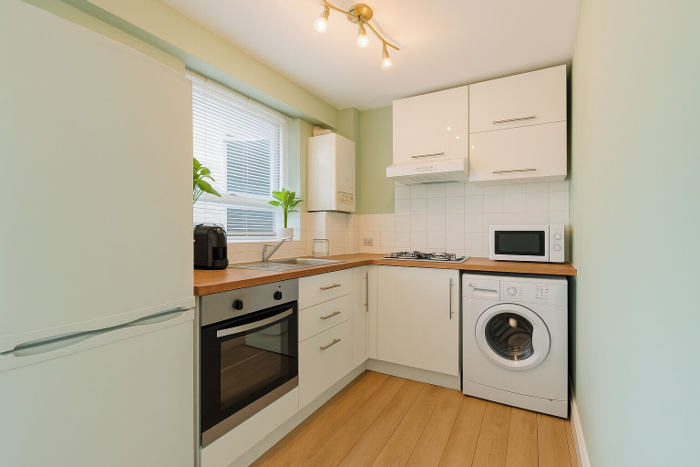 Private kitchen, 2 Bed Apartment - Sleeps 4 - Parking - Wifi, London