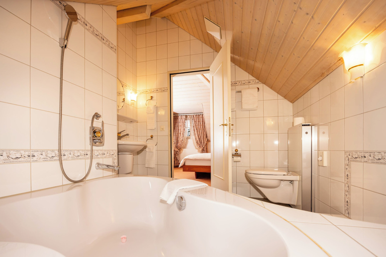 Bathroom 3, Romantik Hotel & Restaurant Sternen, Wasseramt