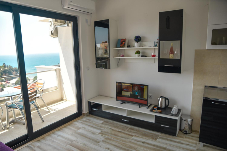 Others 2, Casa Bianca