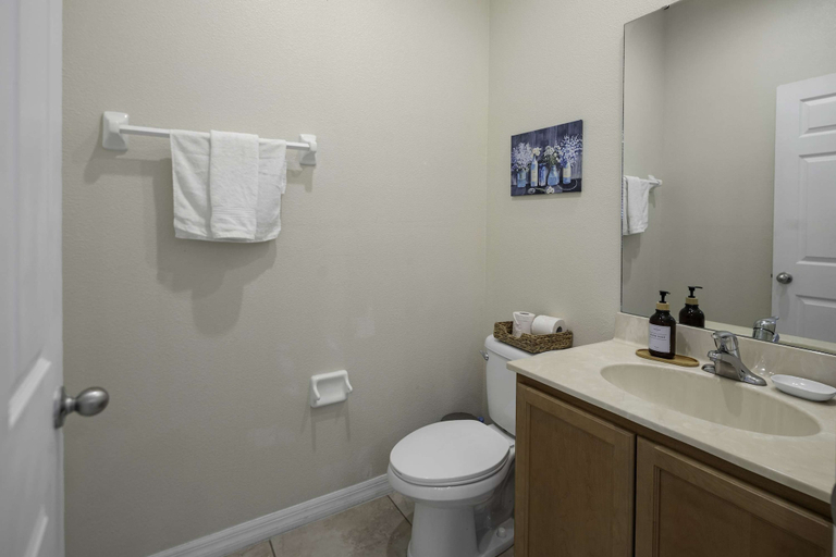 Room 5, 10 Min to Disney Cozy Townhome Jacuzzi, Osceola